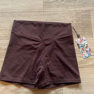 Balance Athletica cloud bike shorts in color obsidian (dark brown)